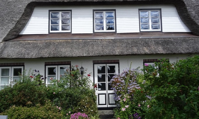 Pommerby Apartment | Holiday by the sea in a thatched house with fireplace and sauna