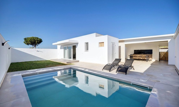 Chiclana de la Frontera House | Holiday Home 'Villa Kalma' with Private Pool, Private Terrace and Wi-Fi