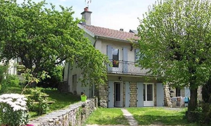 Saint-Julien-Chapteuil House | Holiday Home 'Le Capito Gite' with Shared Terrace, Private Garden and Wi-Fi