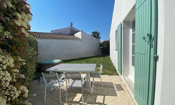 Le Chateau-d'Oleron House | Holiday Home 'Vacances Au Château D'Oléron' with Private Terrace and Wi-Fi