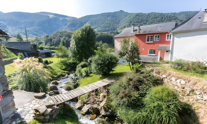 Sainte-Engrace House | Holiday Home 'Ainerak' with Mountain View, Private Pool and Wi-Fi