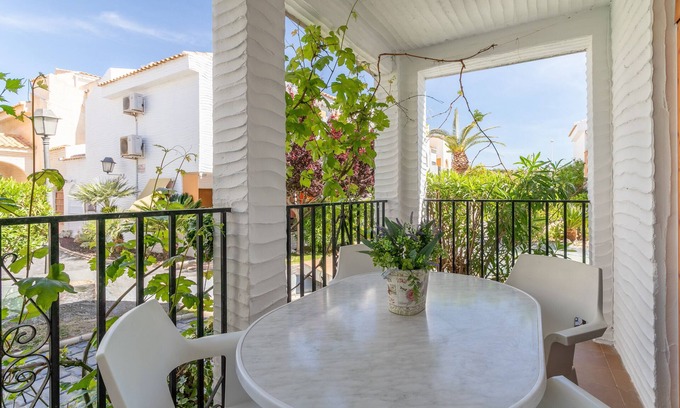 Los Arenales del Sol House | Holiday Home 'Casa en la playa con piscinas E' with Shared Pool, Wi-Fi and Air Conditioning