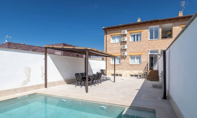 Galvez House | Holiday Home 'Callejón Del Pozo 4 Cerca De Puy Du' with Shared Pool, Wi-Fi and Air Conditioning