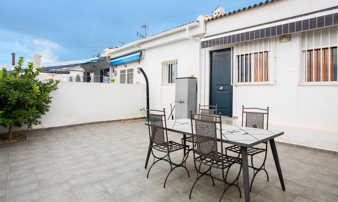 La Siesta House | Holiday Home Casa kahl with Terrace, A/C & Wi-Fi