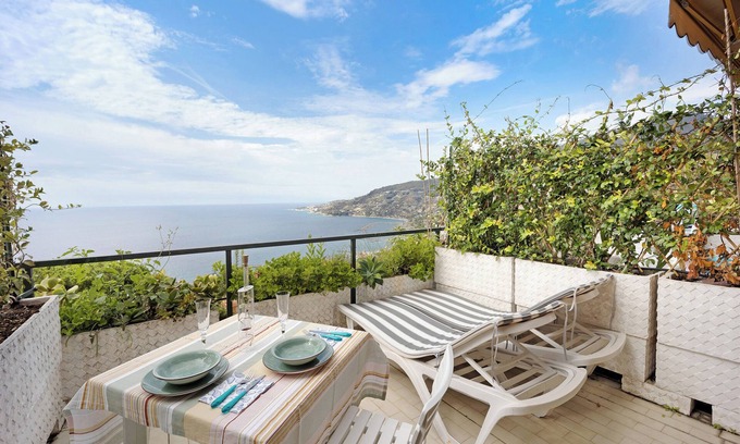 Ospedaletti House | Holiday Home 'Casa Salviamare' with Sea View, Pool & Terrace