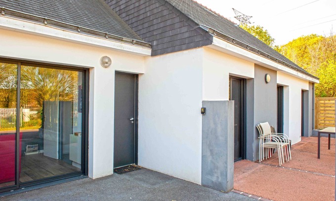 Brech House | Holiday Home 'Charmante Maisonnette Contemporaine' with Shared Terrace