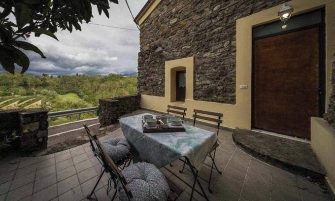 San Terenzo Monti House | Holiday Home 'Chiarissima Dei Venti' with Mountain View, Private Terrace and Wi-Fi