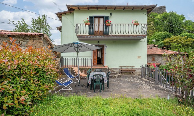 Verrucole House | Holiday Home 'Da Toni' with Private Terrace and Private Garden