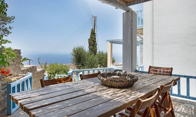 Ioulida House | Holiday Home 'Efrossyni House' with Sea View, Private Garden and Wi-Fi