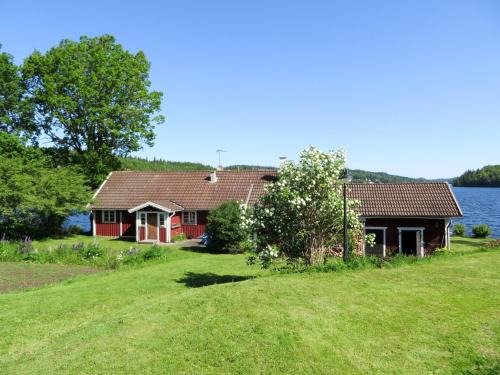 Granna House | Holiday Home Fågelkärr Sjöstugan by Interhome