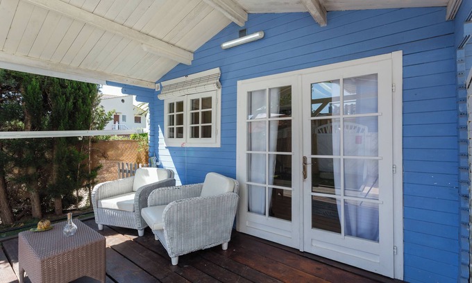 Oliva House | Holiday Home 'Fama' with Shared Pool, Private Terrace and Wi-Fi