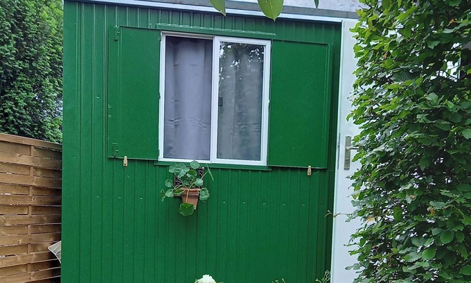 Oetisheim House | Holiday Home 'Flora-marie Der Bauwagen Im Garten' with Private Terrace and Shared Garden