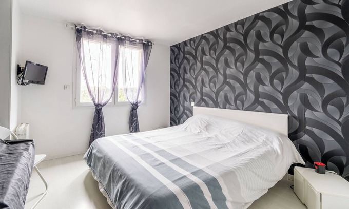 La Plaine-sur-Mer House | Holiday Home 'L'ancrage - 5 Minutes De La Mer' with Private Terrace, Private Garden and Wi-Fi
