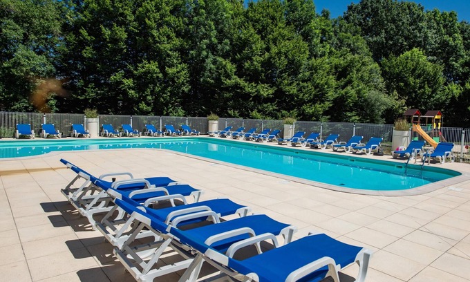 Lacapelle-Marival House | Holiday home in a park with a pool on the lot