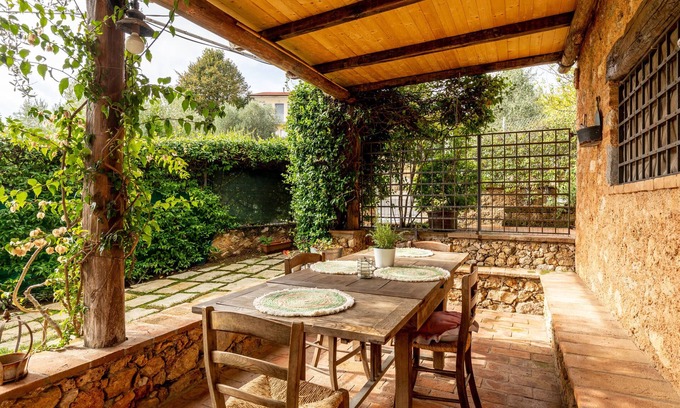 Santa Lucia House | Holiday Home 'Greg's House' with Private Pool, Garden and Wi-Fi