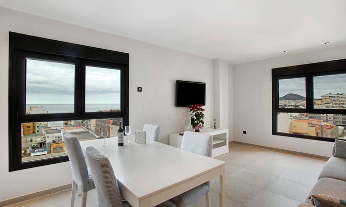 Las Palmas de Gran Canaria House | Holiday Home 'Guanarteme Bureba 7' with Sea View and Wi-Fi