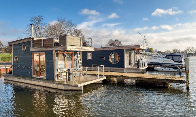 Moorfleet House | Holiday Home 'Hausboot Irene Mit Kamin - Doveelbe' with Lake View, Private Terrace and Wi-Fi