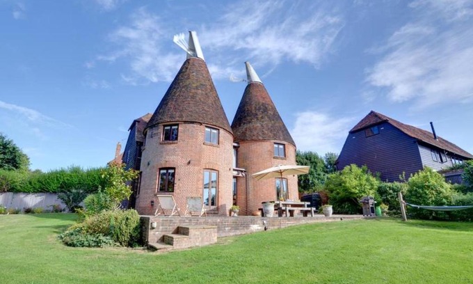 Abbess Roding House | Holiday Home Hawkridge Oast by Interhome