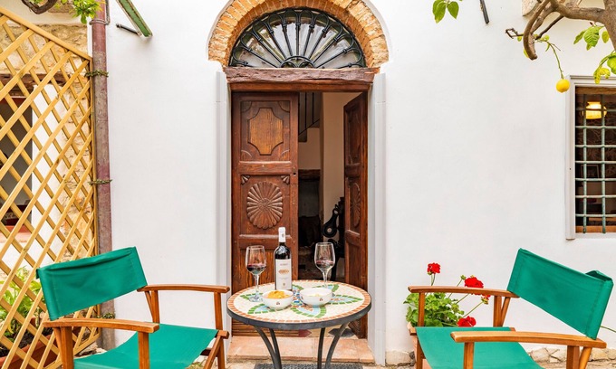 Baunei House | Holiday Home 'Il Borgo - Casa Ottocentesca' with Mountain View, Private Terrace and Wi-Fi