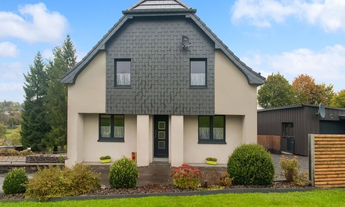 Buellingen House | Holiday Home in Bullingen with Garden