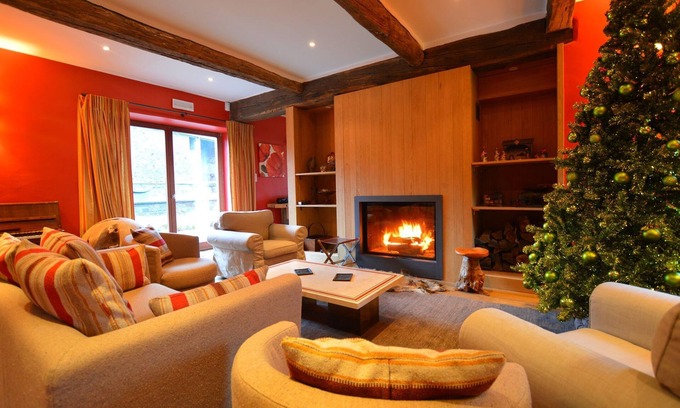 Mettet House | Holiday Home in Falaën with Garden BBQ