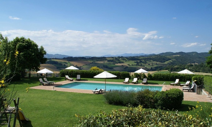 Montone House | Holiday Home in Montone with Pool & Garden