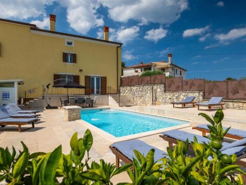 Rovinjsko Selo House | Holiday Home in Rovinjsko with Pool