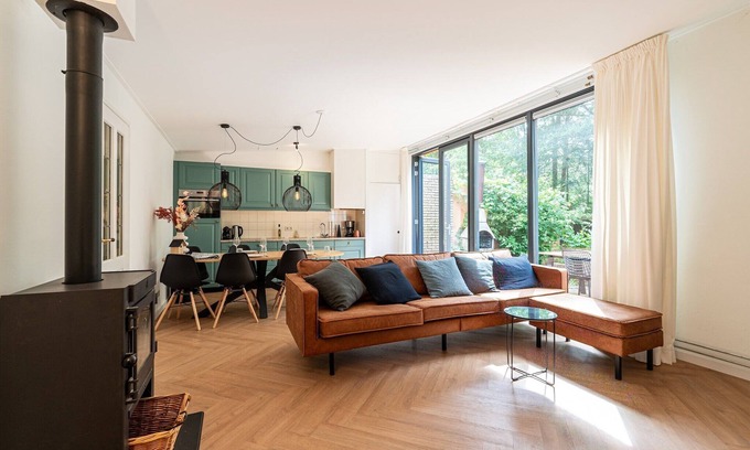 Zelhem House | Holiday Home in Zelhem with Forest and Hot Tub