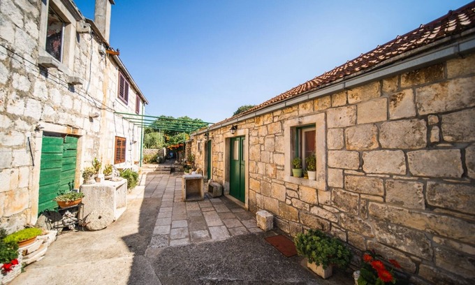Zrnovo House | Holiday Home in Žrnovo with Terrace, Air condition, WIFI (3709-2)