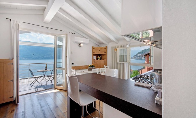 Olcio House | Holiday Home 'Scrigno Sul Lago' with Lake View, Wi-Fi and Air Conditioning