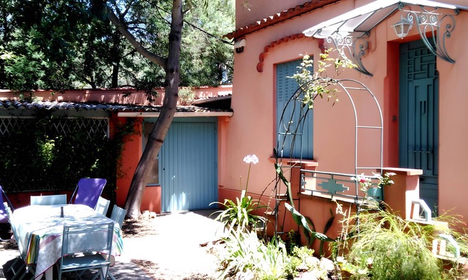 Sorede House | Holiday Home 'Jonquille' with Mountain View, Private Terrace and Wi-Fi