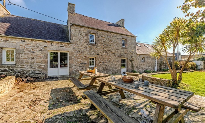 Saint-Pabu House | Holiday Home 'Ker Breizh - Saint Pabu - 14 Pers' with Private Terrace, Private Garden and Wi-Fi