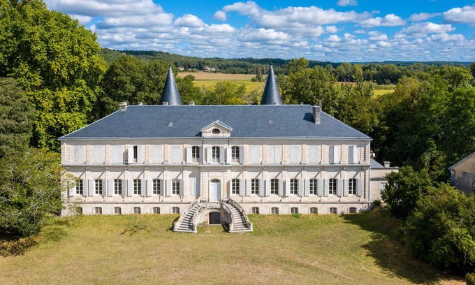 Mayac House | Holiday Home 'L'Aile Est' with Shared Pool, Private Terrace and Wi-Fi