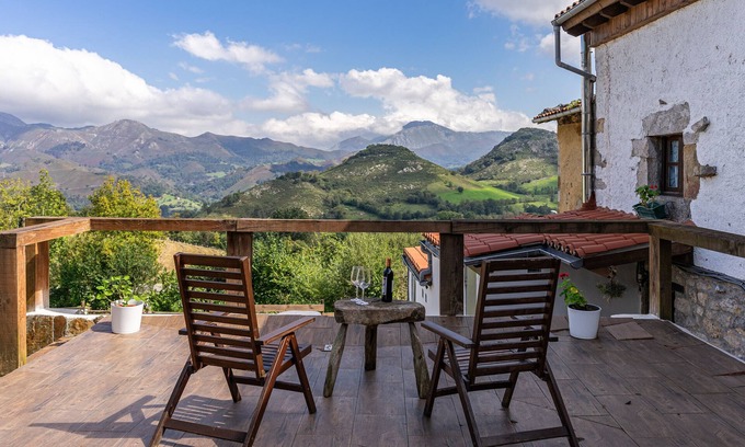 Bobia de Arriba House | Holiday Home 'La Terraza De Onís' with Mountain View, Private Terrace and Wi-Fi