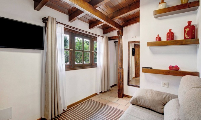 Tegueste House | Holiday Home "La Escalincha" with Mountain View, Shared Pool & Wi-Fi