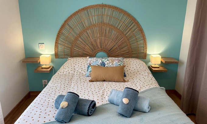 Le Pouldu House | Holiday Home 'La Maison Ty Isalain' with Sea View, Private Terrace and Wi-Fi