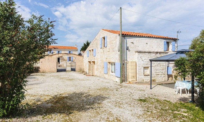 Romegoux House | Holiday Home 'La Rétaise' with Private Terrace and Garden