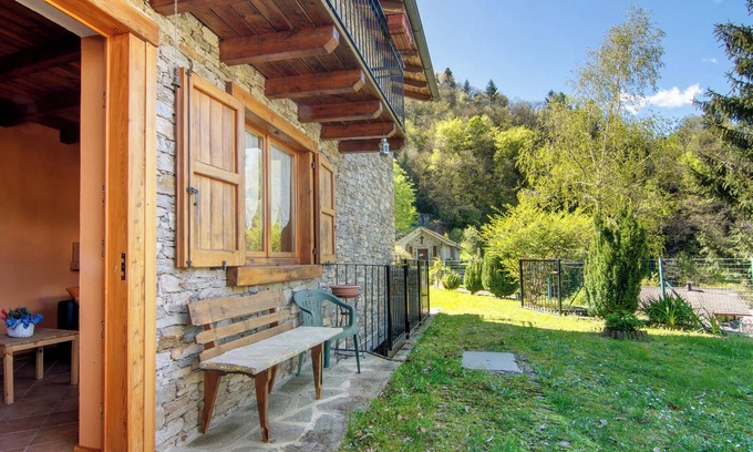 Cosio Valtellino House | Holiday Home 'Lake and Mountain Holiday' with Mountain View, Private Garden and Wi-Fi