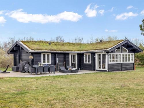 Bratten Strand House | Holiday Home Langsom - 480m from the sea by Interhome