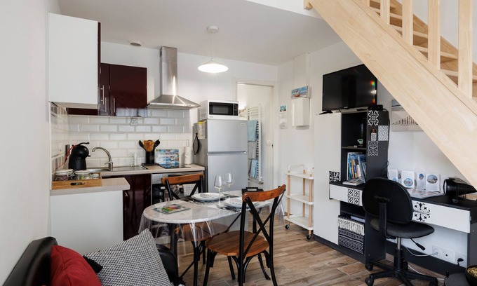 Pessac House | Holiday Home 'Le Petit Prince - Pessac, Bordeaux' with Private Terrace, Wi-Fi and Air Conditioning
