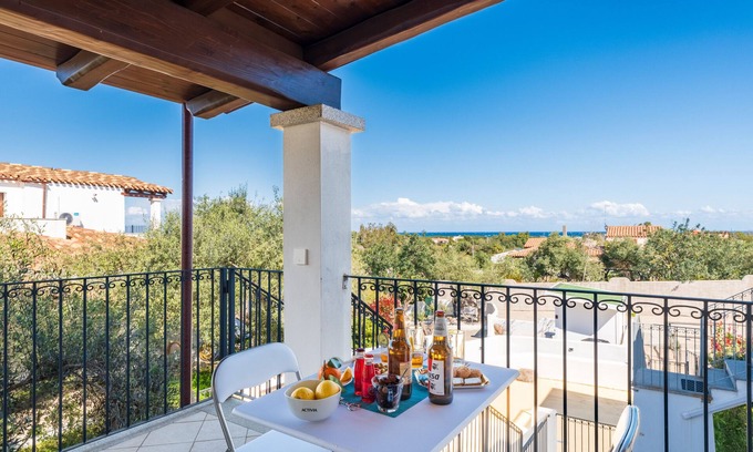 Torre di Bari House | Holiday Home 'Loredana' with Sea View, Wi-Fi and Air Conditioning