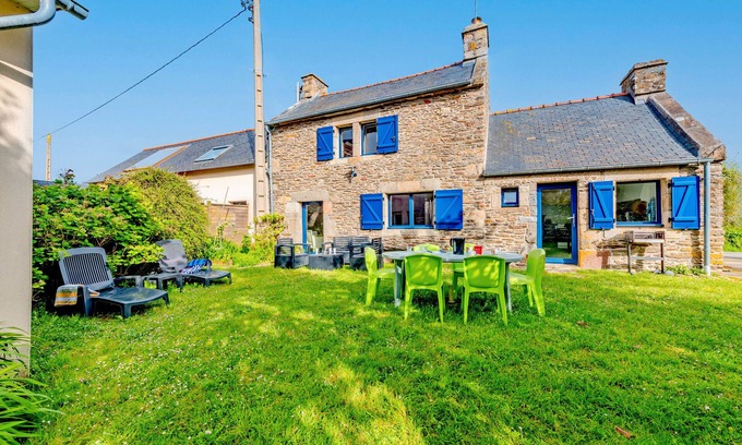 Le Conquet House | Holiday Home 'Maison 6 Personnes Avec Piscine' with Private Pool and Wi-Fi