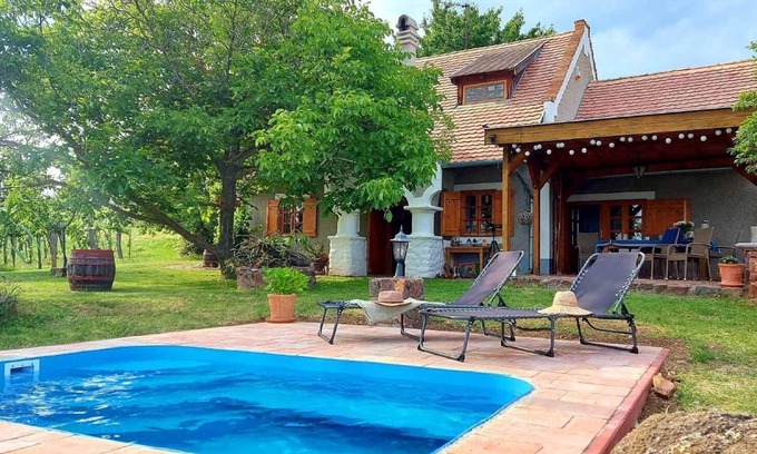 Koveskal House | Holiday home on the vineyard