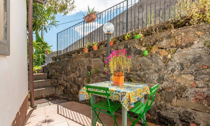 Piedimonte Etneo Apartment | Holiday Home 'Palmento' with Sea View, Wi-Fi and Air Conditioning