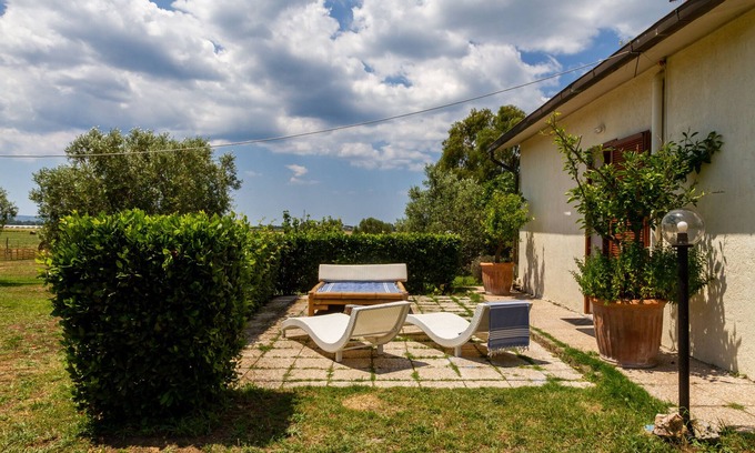 Orbetello House | Holiday Home 'Podere Le Logge' with Private Garden and Wi-Fi