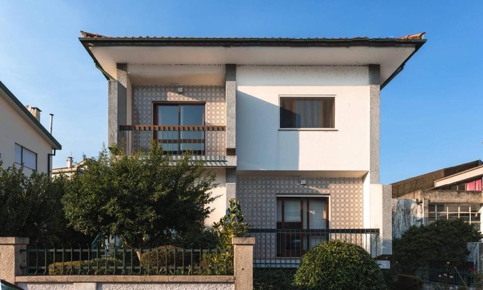 Arcos de Valdevez House | Holiday Home 'Vez' with Mountain View, Private Garden and Wi-Fi