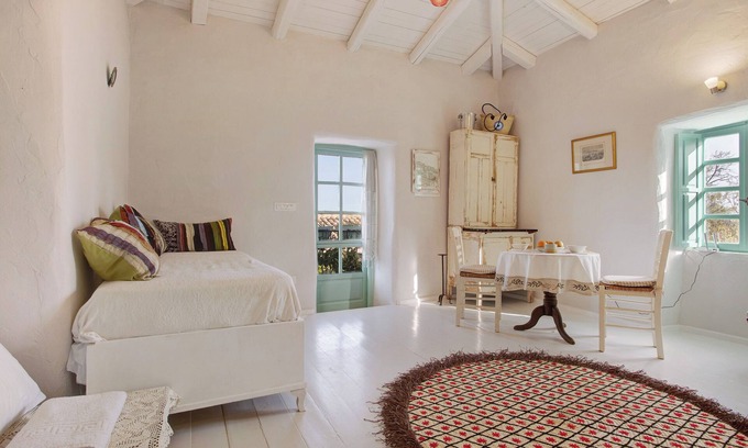 Korithi House | Holiday Home 'Sira Stonehouse Lll' with Sea View, Wi-Fi and Air Conditioning