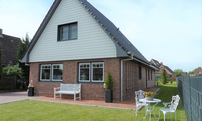Meldorf House | Holiday Home 'Smilla' with Private Terrace, Shared Garden and Wi-Fi