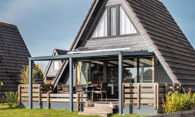Butjadingen House | Holiday Home 'Sonnenschein' with Private Terrace, Private Garden and Wi-Fi