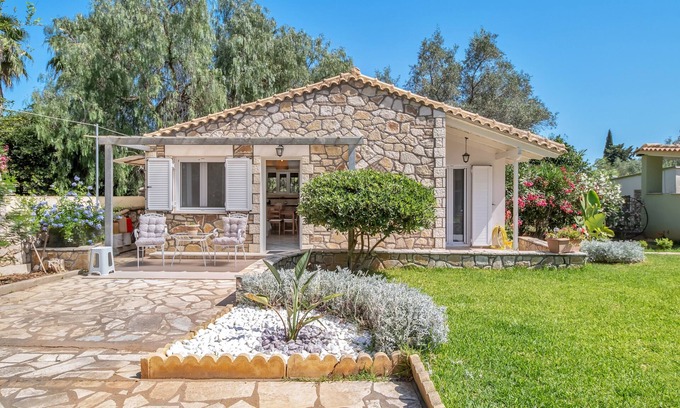 Kalligoni House | Holiday Home 'Stella's House' with Private Terrace, Wi-Fi and Air Conditioning